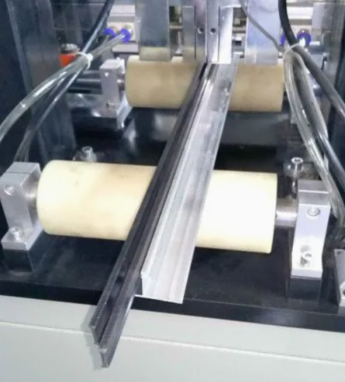 Dual-Motor Aluminum Profile ຄວາມຮ້ອນ Inserting Machine