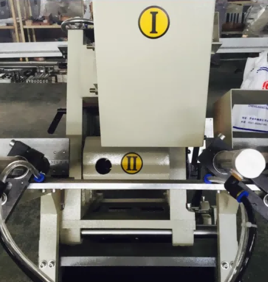 ertical Pneumatic PVC ເຄື່ອງສະລັອດຕິງນ້ໍາ Milling ສໍາລັບ UPVC Window Profiles