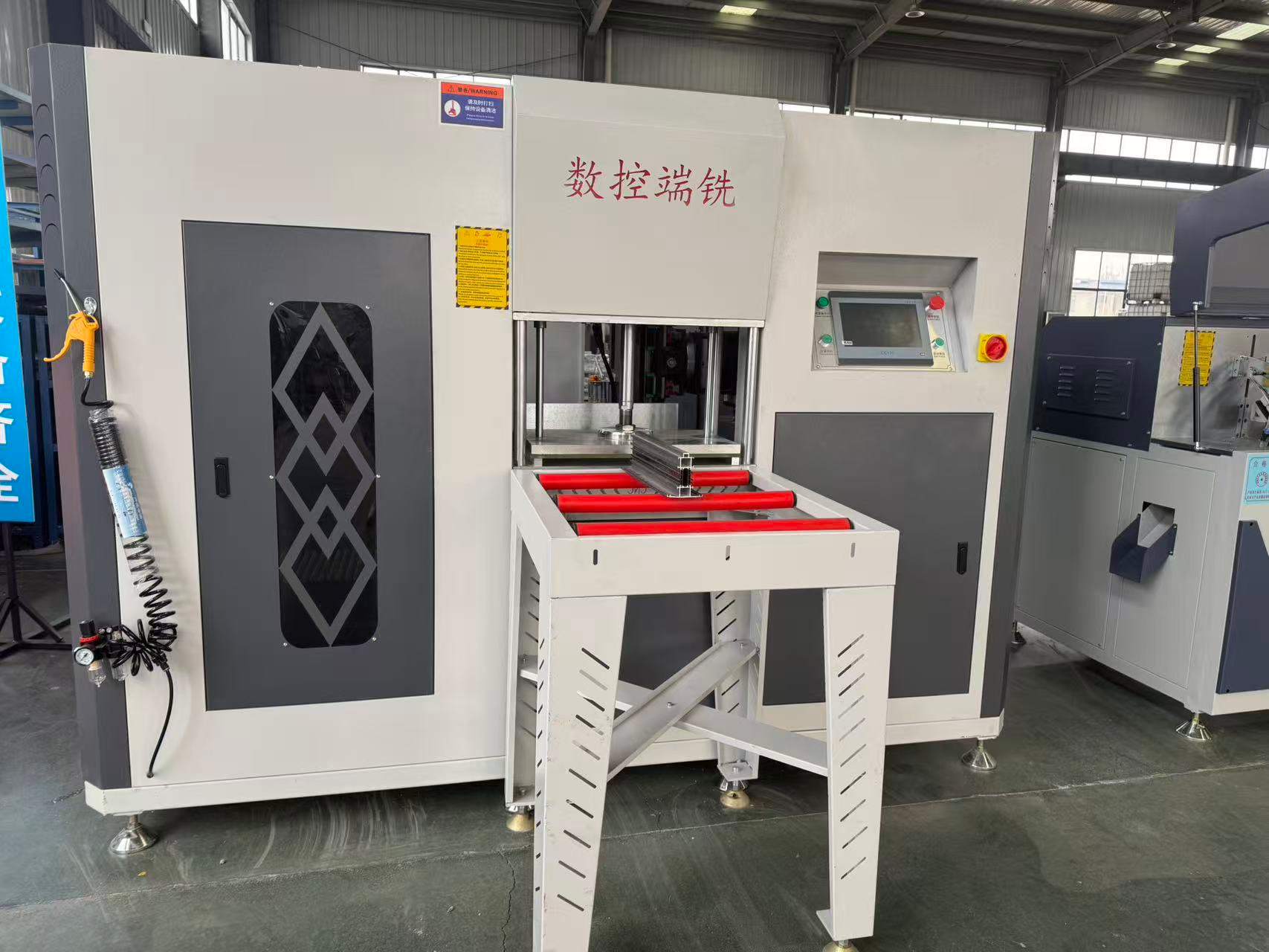 ເຄື່ອງຕັດປາຍ CNC 3+2 Axis ຄວາມແມ່ນຍໍາສູງສໍາລັບ Mullions ອະລູມິນຽມທີ່ມີຮູບຮ່າງພິເສດ