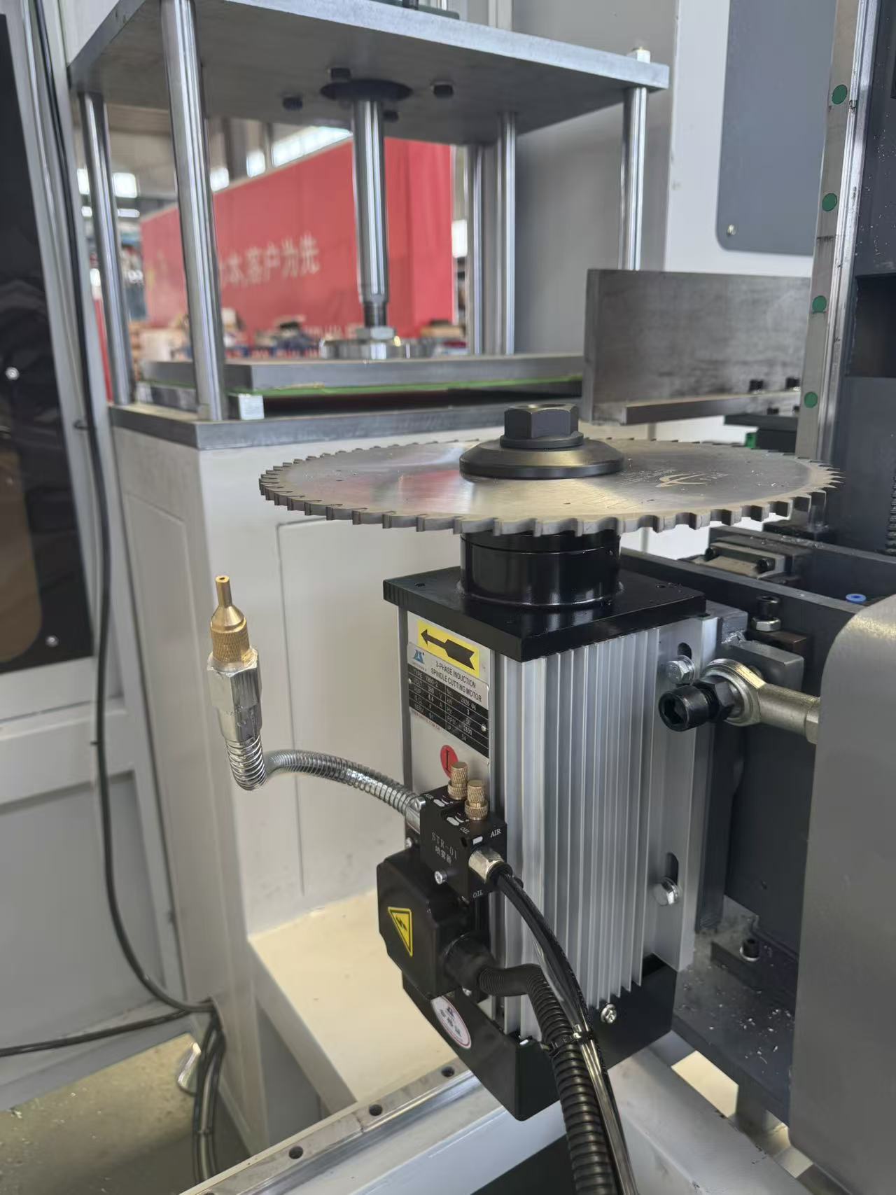 Multi-Angle 3+2 Axis CNC End Miller ສໍາລັບໂຄງສ້າງ Aluminum Mullion ທີ່ບໍ່ປົກກະຕິ